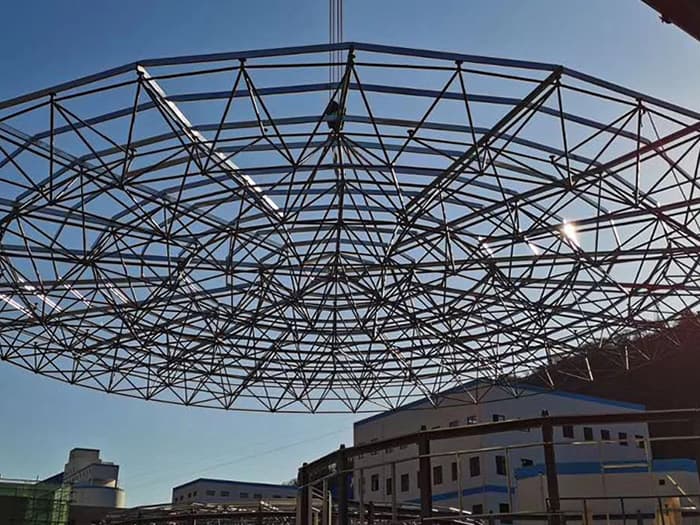 乌鲁木齐螺栓球网架工程施工现场
